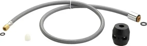 Schlauch mit speziellem Anschluss und Zubehörteilen, geeignet für Anwendungen in Sanitäranlagen, ideal für Modelle der Marke Ideal Standard.